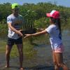 Juan Manuel Restrepo de La reina del flow y Valeria Duque, del Desafío súper humanos XV años, sembraron algunas plantas en los manglares de las islas.