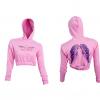 Estos son buzos crop manga larga con capucha color rosada y morada, horma para mujer. Se pueden usar como prendas cotidianas y casuales. Están hechos en algodón perchado con logo estampado full color.